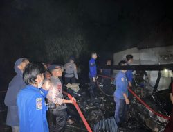 Respon Cepat SAR Brimob Bone Bantu Memadamkan Kebakaran di Tibojong Bone