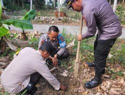 Lestarikan Alam, Polsek Ulaweng Polres Bone Lakukan Penanaman Pohon Serentak