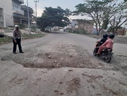 Cegah Laka Lantas, Sat Lantas Polres Bone Survey Jalan Rusak