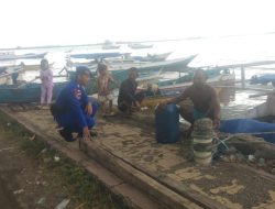 Pantau Situasi Keamanan Pesisir Pantai, Anggota Satpolairud Polres Bone Sapa Masyarakat Dan Berikan Himbauan