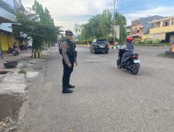 Berdiri di Tempat Rawan Kemacetan, Personel Samapta Polres Bone Laksanakan Pengaturan