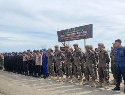 Bhabinkamtibmas Polsek Tanete Riattang Berbaur dalam Karya Bakti Pembersihan Pantai Memperingati Hari Juang TNI AD Tahun 2023