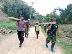 Sikap Gotong Royong Diperlihatkan TNI- Polri di Desa Binaannya. Ini Hal yang Dilakukan