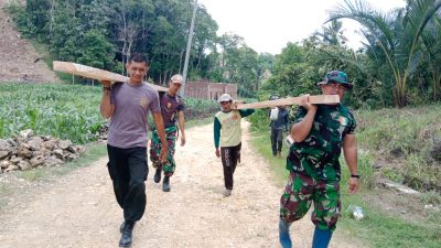 Sikap Gotong Royong Diperlihatkan TNI- Polri di Desa Binaannya. Ini Hal yang Dilakukan