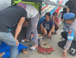 Bus Mogok, Polisi Kawasan Pelabuhan Bajoe Berikan Bantuan   