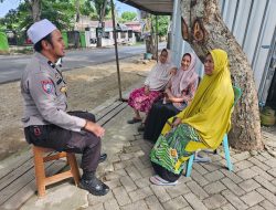 Jumpai Ibu -Ibu Saat Berpatroli, Ini yang Bhabinkamtibmas Lakukan