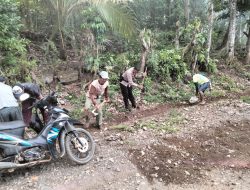 Bripka Sudirman dan Perangkat Desa Pattiro Riolo Bersatu dalam Kerja Bakti