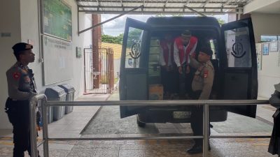 Kawal Persidangan Tahanan Kejaksaan Bone, Personil Samapta Tingkatkan Pengamanan Hingga Ruang Sidang