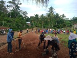 Bhabinkamtibmas Bersama Warga Gotong Royong Bersihkan Lingkungan