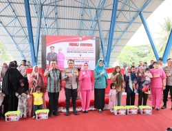 Baksos di Sinjai, Kapolda Sulsel Bagikan Ribuan paket Sembako Ke Masyarakat Kurang Mampu
