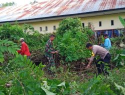 Sinergitas Bhabinkamtibmas dan Babinsa Kerja Bakti Bersama Masyarakat di Kelurahan Cellu
