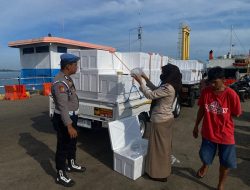 Dampingi Petugas Karantina Hewan, Polisi Pelabuhan Bajoe Lakukan Pemeriksaan Muatan Kapal