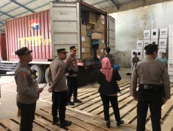 Kabag Ops Polres Bone Pantau Penurunan Logistik di Gudang KPU Bone