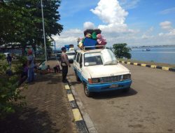 Hadir Di Pelabuhan Penyeberangan Bajoe, Ini Yang Dilakukan Personil Satpolairud Polres Bone