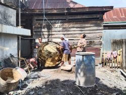 Personil Polsek Ajangale Aiptu Ramlan Membantu Warga Menaikkan Menara Masjid.