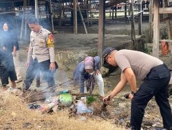 Sinergitas TNI – POLRI Dan Pemdes Liliriawang dan Masyarakat Melaksanakan Kerja Bhakti Di Pasar Koppe