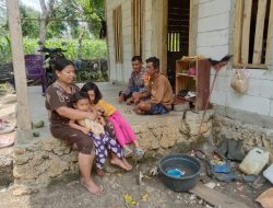 Kunjungi Warga, Bhabinkamtibmas Polsek Barebbo Himbau Waspada Terhadap Penipuan