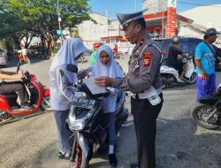 Satlantas Polres Bone Sosialisasi ETLE Dengan Bagikan Brosur Ke Pengendara