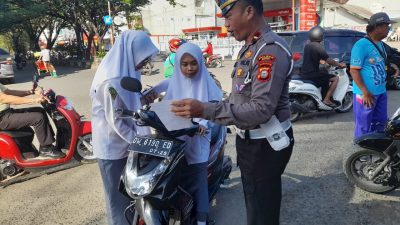 Satlantas Polres Bone Sosialisasi ETLE Dengan Bagikan Brosur Ke Pengendara