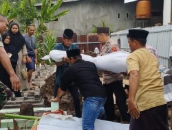 Turut Berduka Cita, Kanit Binmas Polsek Sibulue Pdan Babinsa Hadiri Pemakaman Warganya