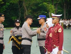 Kapolri Beri Pin Emas Kepada Pengasuh dan Taruna Berprestasi