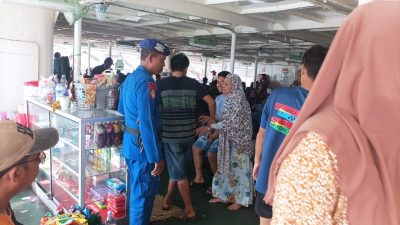 Lakukan Pengamanan Aktivitas Penyeberangan, Anggota Satpolairud Polres Bone Ingatkan Hal Ini kepada Penumpang Ferry