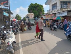 Antisipasi Kemacetan, Polsek Ulaweng Aktif Lakukan Pengaturan di Depan Pasar
