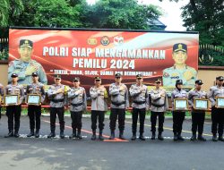 Apresiasi Perolehan Nilai Kompetensi Tertinggi, Kadiv Humas Beri Beasiswa 6 Bintara