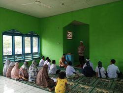 Usai Shalat Berjamaah, Kanit Binmas Sibulue Ajak Pelajar Jaga Shalat Lima Waktu, Jauhi Narkoba