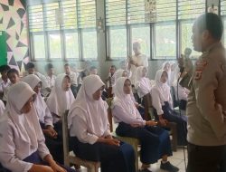 Polsek Sibulue Penyuluhan Hukum di SMPN 4 Sibulue Sambil Siapkan Snack untuk Pelajar