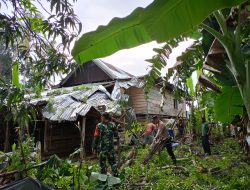 Bhabinkamtibmas Polsek Awangpone Polres Bone Membantu Korban Bencana Pohon Tumbang