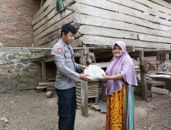 Bhabinkamtibmas Desa BarugaE Polsek Lamuru Peduli Warga Binaan dengan Bakti Sosial