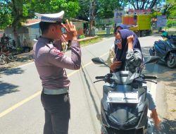 Untuk Keselamatan, Personel Satlantas Polres Bone Tegur Pengendara Tak Pakai Helm