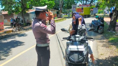 Untuk Keselamatan, Personel Satlantas Polres Bone Tegur Pengendara Tak Pakai Helm