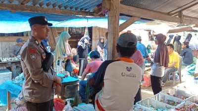 Personil Polsek Patimpeng Cek Harga Sembako Jelang Bulan Suci Ramadhan