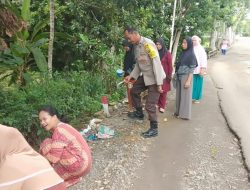 Berbaur dengan Masyarakat, Bhabinkamtibmas Melaksanakan Kerja Bakti