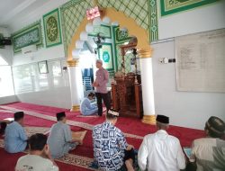Berdiri di Depan Jammah Masjid, Satbinmas Polres Bone Ajak Jaga Kerukunan