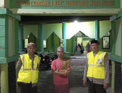 Agar Aman, Shalat Isya dan Tarawih di Masjid Nurul Yaqin Desa Corawali Dijaga Polisi