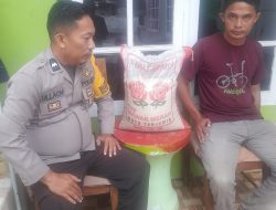 Ikut Berbagi Bhabinkamtibmas ini Berikan Sembako kepada Warga Kurang Mampu