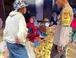 Bhabinkamtibmas Polsek Tellu Limpoe Lakukan Pengawasan dan Pengamanan Pasar Tujue 