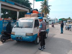 Pantau Langsung Keberangkatan Kapal, Polsek Pelabuhan Bajoe Lakukan Pelayanan dan Pengamanan
