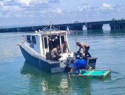 Kasat Polairud Polres Bone Pimpin Anggotanya Lakukan Harwat Kapal