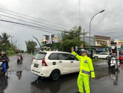 Jaga Kamseltibcar Lantas, Polantas Bone Tetap Lakukan Pengaturan Lalulintas Saat Hujan