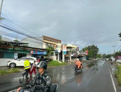 Humanis, Personel Satlantas Polres Bone Bantu Seberangkan Anak Sekolah