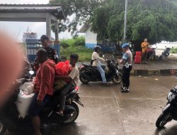Pantau Langsung Keberangkatan Kapal, Personil Polsek pelabuhan Bajoe Lakukan Pelayanan dan Pengamanan
