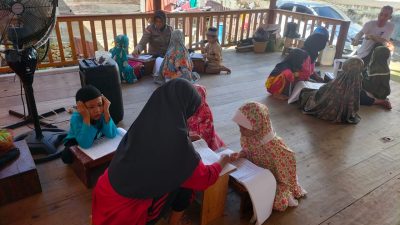 Tingkatkan Pengetahuan Agama, Aiptu Suhati Ajar Mengaji Anak-Anak di Desa Binaan