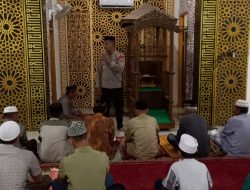 Sholat Maghrib Berjamaah di Masjid Jamiul Amin Pattiro, Kapolsek Dua Boccoe Sampaikan Pesan Harkamtibmas