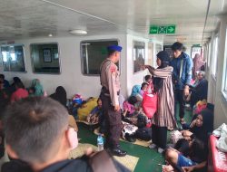 Lakukan Sambang, Pihak Satpolairud Polres Bone Ingatkan Penumpang Ferry Utamakan Keselamatan