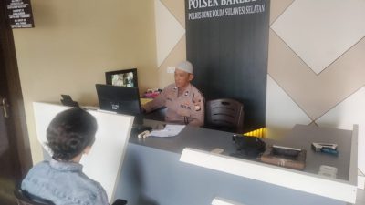 Wujud Pelayana kepada Masyarakat, Ka.SPKT Polsek Barebbo Polres Bone Berikan Pelayanan Prima