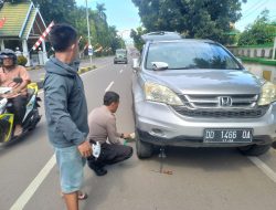 Aksi Heroik Anggota Satlantas Polres Bone Bantu Pengemudi Mobil Ganti Ban Bocor